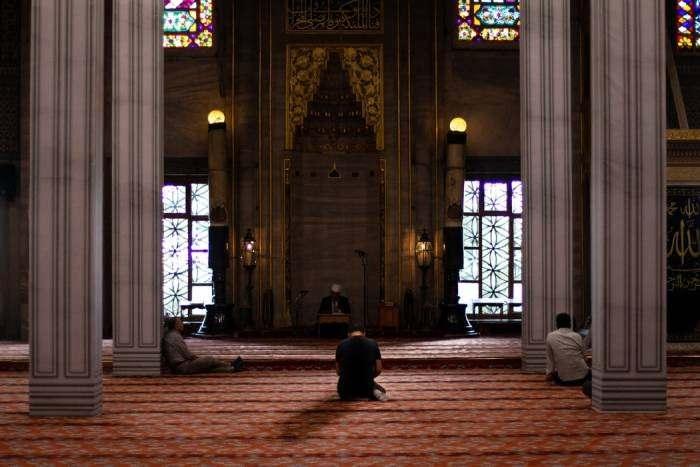 <p>Aydın, itikafı yoğun ibadetle geçirdiklerini belirterek, "Ümmeti Muhammed'in muhakkak bu sünneti yerine getirmesi gerektiğini düşünüyorum. Aslında ben ömrümde bir kere olsun diye gelmiştim. Ancak burada çok büyük bir lezzet aldım, özellikle Şehzadebaşı'nda. Ondan sonra süreklilik addetti. Allah nasip ederse niyetimiz ömrümüz vefa ettiği sürece ramazanın son 10 günlerinde burada itikafta babamla olmak." değerlendirmesinde bulundu.</p>