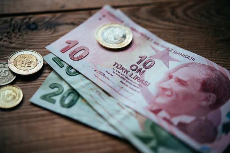 <p>Bu bağlamda beklenen enflasyon farkının yüzde 1,8 aşıldığı süreçte en düşük memur maaşının 12 bin 759 lira olması bekleniyor.</p>