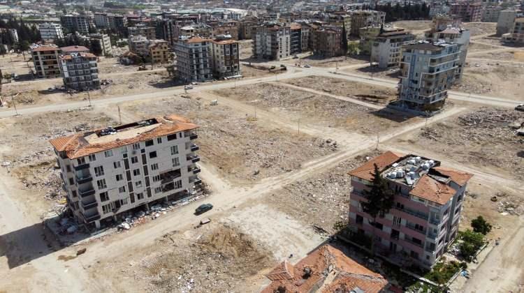 <p>En büyük yıkımı yaşayan Hatay’ın Antakya ilçesinde acil yıkılması kararlaştırıldıktan sonra yıkım işlemi de gerçekleştirilen binaların yerini boş alanlar aldı. </p>

