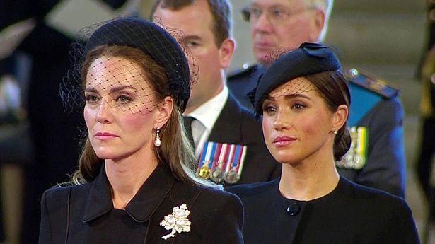 <p><span style="color:#000000"><strong>Öte yandan çoğu kişi Markle'ın Kral III. Charles'ın ışığını kapatmamak için ya da anlaşmazlık yaşadığı için törene katılmayacağını iddia etse de kraliyet uzmanları bu konuda son noktayı koydu. </strong></span></p>