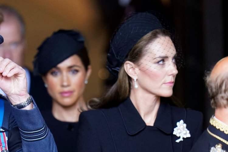 <p><span style="color:#000000"><strong>Eltiler arasındaki soğuk savaş devam ederken Markle'ın Middleton tarafından göz ardı edilmesi aile arasındaki sorunların büyümesine neden oldu.</strong></span></p>