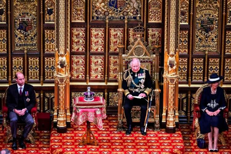 <p><span style="color:#000000"><strong>64 yıl boyunca kral olmak için bekleyen 73 yaşındaki Prens Charles'ın 6 Mayıs'ta gerçekleşecek taht giyme töreni için heyecanlı bekleyiş sürerken aile içerisindeki sorunlar da yeniden gün yüzüne çıktı.</strong></span></p>
