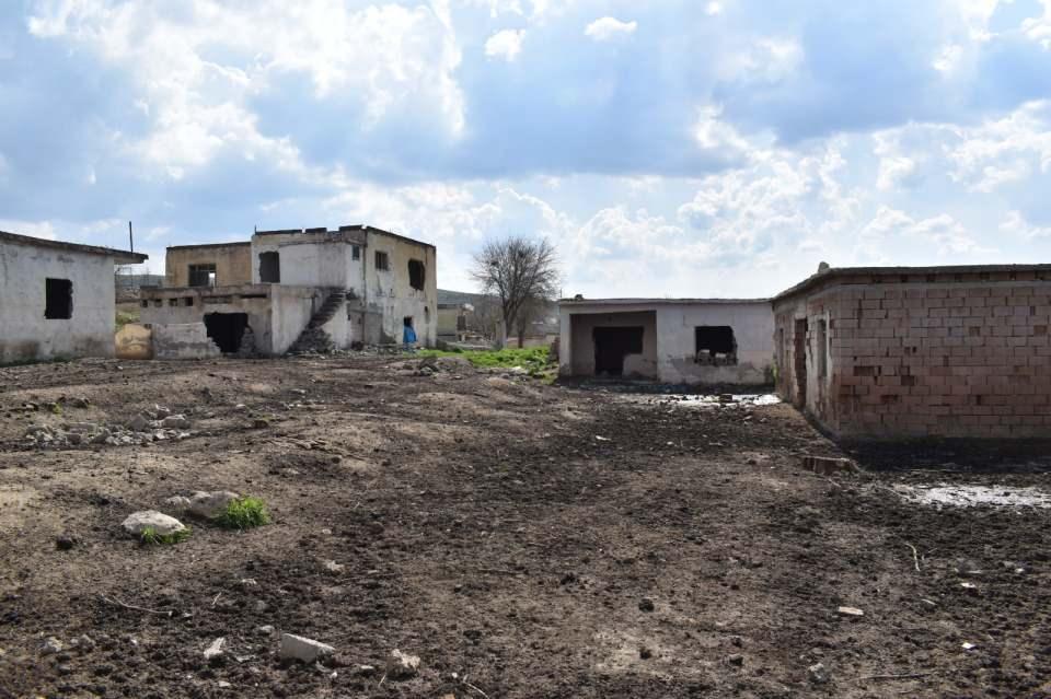 <p> Şu an sular çekilmiş ve köyümüz ortaya çıkmış. Köyümüzdeki hatıralarımızı görmek için geldik. </p>
