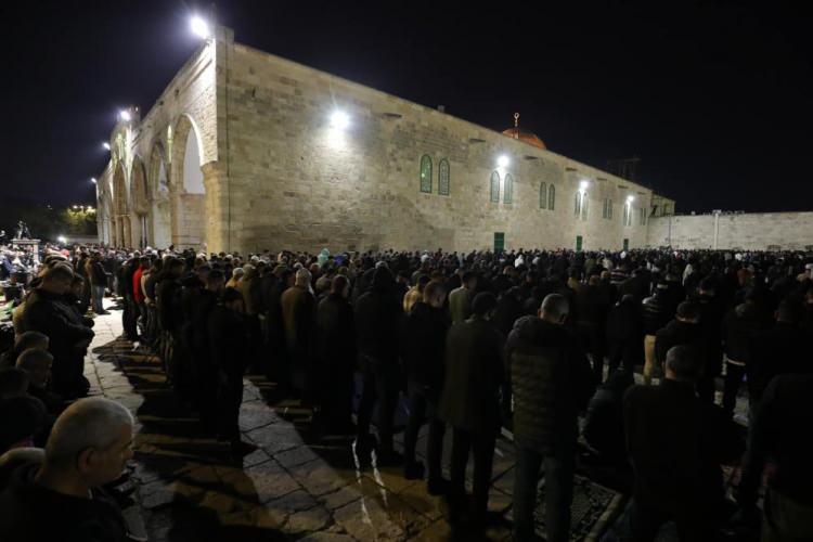 <p>Kudüs İslami Vakıflar İdaresi tarafından yapılan açıklamada, 200 bin kişinin yatsı ve teravih namazlarını İsrail’in sıkı önlemleri altında cuma namazını kıldığı belirtildi.</p>