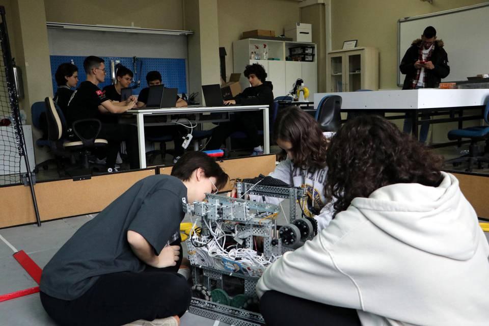 <p>Tekirdağ Ebru Nayim Fen Lisesi'nin 9 kişilik robotik kodlama takımı, 3 aylık çalışmada, ürettikleri robotla İstanbul'da düzenlenen Vex Robotics Türkiye Şampiyonası'nda 32 takım arasında Türkiye 2’ncisi oldu. Tekirdağlı öğrenciler elde ettikleri dereceyle ABD'nin Dallas kentinde 25-27 Nisan tarihleri arasında yapılacak Vex Robotics Dünya Şampiyonası'nda Türkiye'yi temsil etmeye hak kazandı. Robotik takımın kaptanlarından, yazılımı gerçekleştiren Buğra Saltık, "Amerika'da ülkemizi en iyi şekilde temsil edeceğimize inancım tam, takımıma güveniyorum. Bu şekilde de robotumuz hakkında şu anda çalışmalarımıza devam ediyoruz. Hedefimiz Amerika'da en iyi şekilde başarı getirmek" dedi.</p>

<p> </p>
