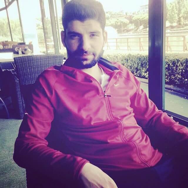 <p><span style="color:#8B4513"><strong>NE OLMUŞTU?</strong></span></p>
<p><span style="color:rgb(0, 0, 128)"><strong>Ankara Organize Suçlarla Mücadele Şube Müdürlüğü görevlileri tarafından Ankara ilinde faaliyet gösteren suç örgütlerine yönelik operasyon düzenlendi. Toplam 38 adresede eş zamanlı yapılan baskınlarda 33 şüpheli yakalanarak gözaltına alınırken 2 şüphelinin de yurt dışına kaçtığı tespit edildi.</strong></span></p>
<p><span style="color:rgb(0, 0, 128)"><strong>Suç şebekesinden yurt dışına kaçanlardan birinin de ünlü oyuncunun eşi Sertçelik'in olduğu ortaya çıktı.</strong></span></p>