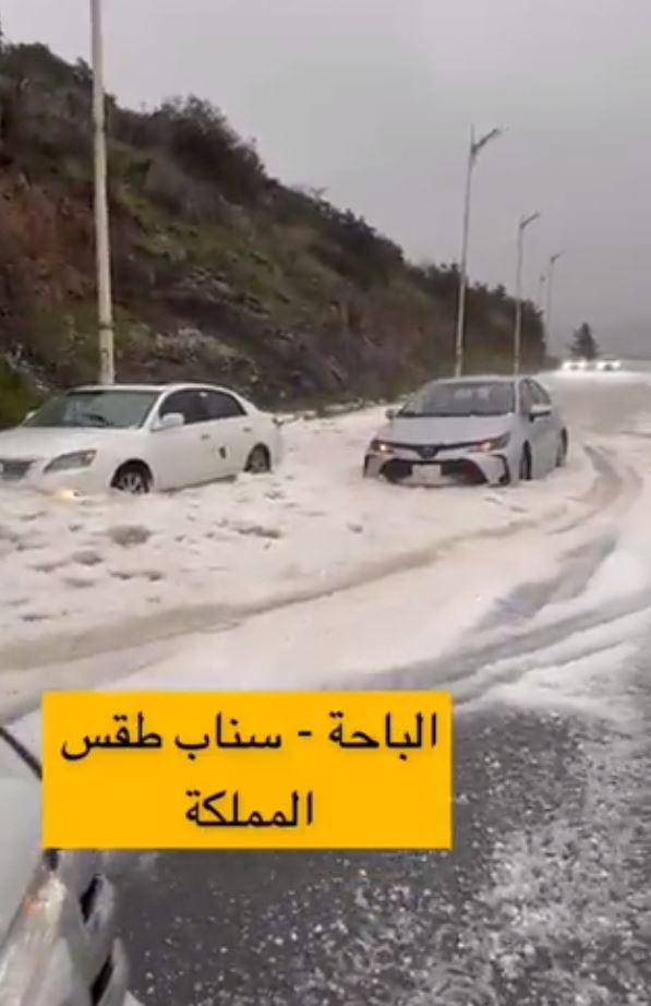 <p>Sosyal medyada paylaşılan video kliplerde dolu birikintisinin araçların kapalı yollarda mahsur kalmasına neden olduğu görüldü.</p>
