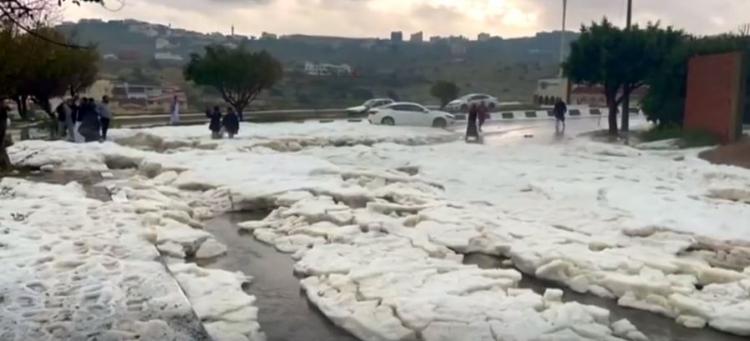 <p>Suudi Arabistan'ın Al-Jawf bölgesinde kuvvetli dolu ve sağanak yağış etkili oluyor. Bölgedeki dolu yağışı, seyir halindeki bir aracın camının kırılmasına neden oldu.</p>
