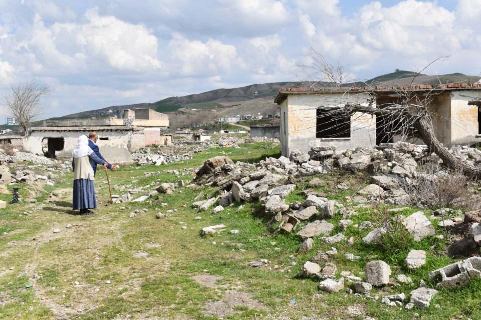 <p>Su tutmasıyla birlikte bazı yerleşim yerleri, su altında kaldı. Bu yerleşim yerlerinden biri olan ve yaklaşık 150 hanenin bulunduğu Batman'ın Oymataş Köyü Soğuksu mezrası da 2020’de yükselen suyla birlikte su altında kaldı. </p>
