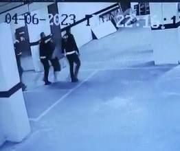 <p>Aracın yeniden rezidansa gelmesi üzerine harekete geçen ekipler, 3 şüpheliyi yakaladı. Yanlarında para dolu çanta bulunan 3 şüpheli suçlamaları ret etti. Emniyetteki işlemlerinin ardından adliyeye sevk edilen 3 kişiden ikisi tutuklandı.</p>

<div> </div>
