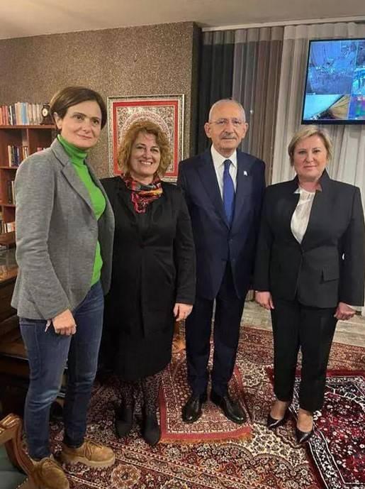<p><strong>SECCADE ETKİSİ</strong></p>
<p>Kılıçdaroğlu’nun seccadenin üzerine basarak CHP’li milletvekili aday adaylarıyla çektirdiği fotoğraf tartışma konusu olmuştu.</p>