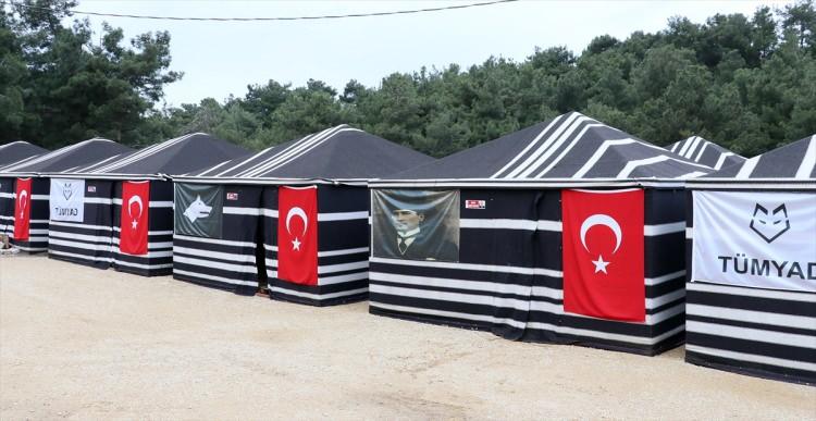 <p>Hatay'ın Belen ilçesinde depremde evleri hasar gören afetzedeler, şehit isimlerinin verildiği kıl çadırlarda yaşamını sürdürüyor.</p>