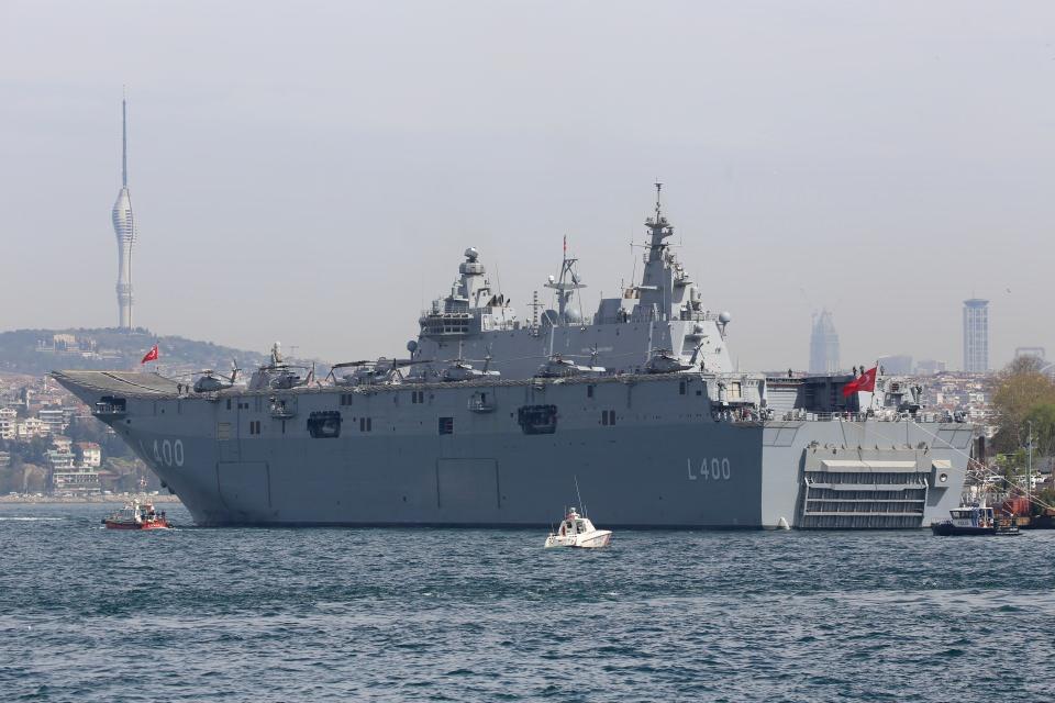 <p>Dünyanın ilk silahlı insansız hava aracı (SİHA) gemisi ve Türkiye'nin en büyük askeri gemisi TCG Anadolu, Sarayburnu Limanı'na demirledi. TCG Anadolu, 17 Nisan'da 13.00-18.00, 18, 19, 21, 22 ve 23 Nisan'da ise 10.00-18.00 saatleri arasında vatandaşların ziyaretine açılacak.</p>
<p> </p>