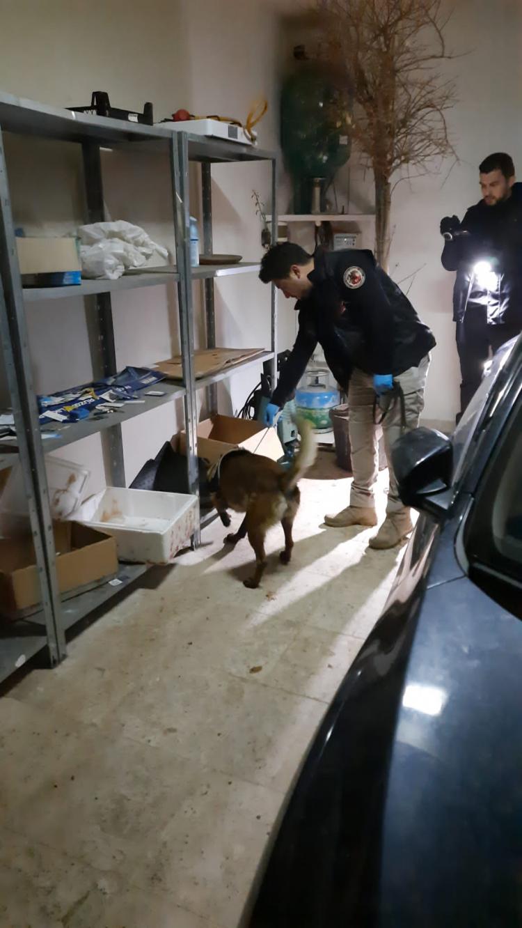 <p><strong>TESPİT ETTİKLERİ VİLLADAN FİZYOTERAPİST SAYESİNDE EMİN OLDULAR</strong></p>

<p>Narkotik Su&ccedil;larla M&uuml;cadele Daire Başkanlığı, İstanbul Narkotik Su&ccedil;larla M&uuml;cadele Şube M&uuml;d&uuml;rl&uuml;ğ&uuml; ile İstihbarat Daire Başkanlığı tarafından yapılan operasyona dair yeni detaylar ortaya &ccedil;ıktı.&nbsp;</p>
