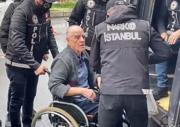 <p>Bunun &uuml;zerine villayı izlemeye alan ekipler bir kişinin s&uuml;rekli eve girip &ccedil;ıktığını g&ouml;rd&uuml;. Ekipler eve girip &ccedil;ıkan kişinin kim olduğunu tespit etmek i&ccedil;in villaya giden yol g&uuml;zergahı &uuml;zerinde uygulama noktası kurdu. Uygulamada ş&uuml;pheli kişinin aracı durduruldu ve kimliğine bakıldı. İsim bilgileri alınan A.&Ouml;.'n&uuml;n fizyoterapist olduğu belirlendi.&nbsp;</p>
