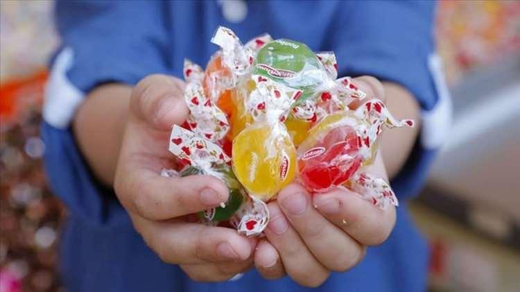 <p><strong>Uzm. Dr. Hayriye Belma Siber, bayram ziyaretlerinde özellikle diyabeti olan hastaların şerbetli tatlıdan kaçınmalarını mümkünse az şekerli, sütlü ve doğal tatlıları tercih etmeleri gerektiğini söyledi. </strong></p>
