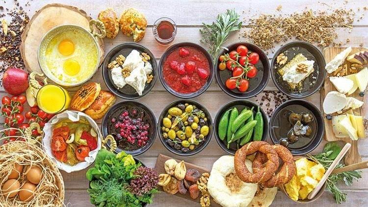 <p><strong>Akşam yemeklerinizin hafif olmasına özen gösterin. Oruçtan çıktıktan sonra eski beslenme alışkanlıklarımıza yavaş yavaş dönmek daha sağlıklı olur. Oruç tutarken 2-3 öğün gibi olan beslenmeyi 4- 5 öğün yapmak arada meyve gibi ufak öğünlerle mideyi rahatlatmak aynı zamanda bir sonraki öğün içinde çok acıkmanızı engelleyip daha rahat etmenizi sağlayacaktır. Şeker hastaları, kronik böbrek hastaları, kolesterol ve tansiyon problemi olanlar dikkatli olmalılar. Bu tip rahatsızlıkları olanlara yemeleri için ısrarcı olmadan, daha hafif, diyetlerine daha uygun ikram alternatifleri sağlayabiliriz.</strong></p>