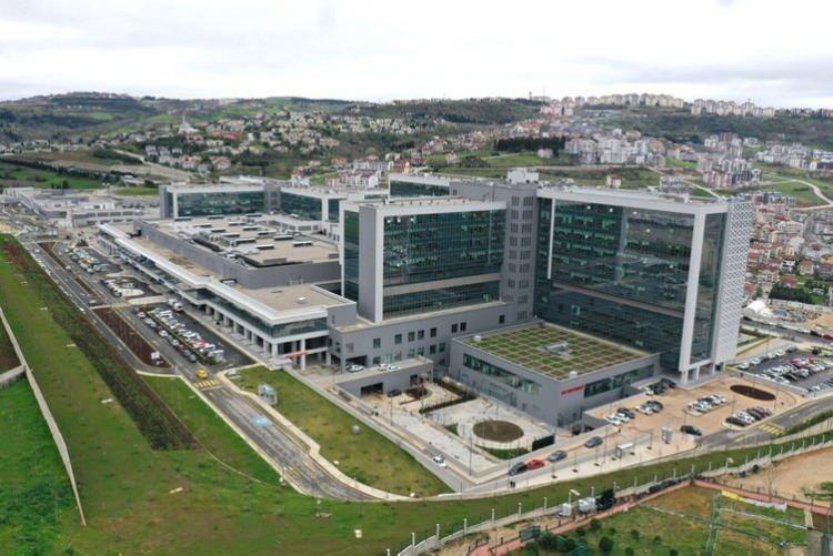 <p><strong>1218 YATAK KAPASİTELİ OLARAK PLANLANDI </strong></p>

<p>Şehir hastanesi, 368 bin metrekarelik alan üzerinde 1218 yatak kapasiteli olarak planlandı. </p>
