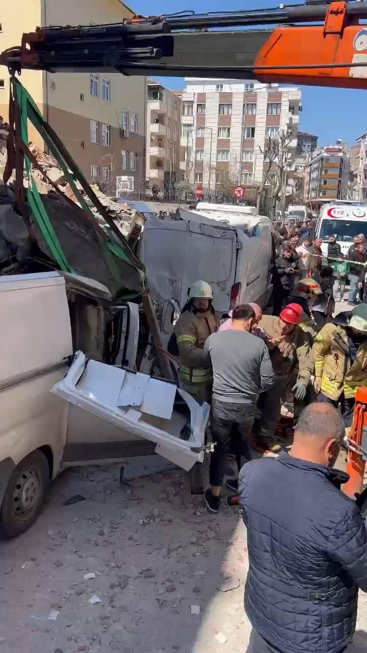 <p>İhbar üzerine olay yerine çok sayıda polis, itfaiye, sağlık ekipleri sevk edildi. Polis ekipleri çevrede güvenlik önlemi alırken, itfaiye ekipleri de molozların altında birilerinin olup olmadığını kontrol etmeye başladı.</p>
