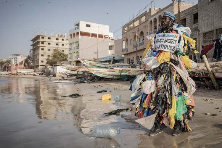 <p>Senegal'de "Plastik Adam" olarak tanınan çevre aktivisti Modou Fall, plastik atıklardan oluşan kıyafetleriyle çevre kirliliği konusunda farkındalık yaratmak için uğraşıyor.</p>
<p> </p>