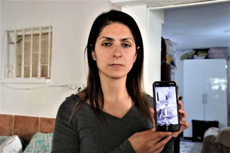 <div>"BEN ÇOCUKLARIMI HATAY’DA SOKAKTA YATIRDIM, BİR DAHA YATIRMAK ISTEMİYORUM"</div>

<div> </div>

<div>Yardımseverlerden çocukları için destek isteyen acılı anne Yıldırır, ”Ben çocuklarımı Hatay’da sokakta yatırdım, bir daha yatırmak istemiyorum. Burada başımıza gelmeyen kalmadı. Konteyner çıkarsa kendi memleketime gitmek istiyorum, orası kalkınırken ben de dokunmak istiyorum. Orada bir çiçek diksem kendi şehrim için faydadır, ayağa kalkacaksa bizim de elimiz değsin” ifadelerini kullandı.</div>
