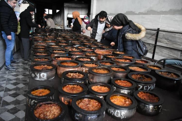 <p><strong>“Keşkek iftar sofralarının vazgeçilmez geleneği”</strong></p>
<p>İlçedeki keşkek geleneğinin Ramazan ayıyla birlikte başladığını hatırlatan Başkan Ali Sülük, “İskilip'te sadece keşkek yapılan fırınlarımız mevcut. Bu fırınlarda sadece Ramazan ayı boyunca keşkek yapılır. İskilip keşkeği Ramazan ayı boyunca ilçemizde tüm evlerde tüketilen en önemli yemeklerden birisidir. İlçemizin yöresel yemeklerinden olan keşkeğe geçtiğimiz yıllarda coğrafi işaret aldık. Sabah saatlerinde keşkekler fırınlara konur. Akşam bir saat önce keşkek fırınları açılır kalede davulun çalmasıyla birlikte insanlar fırınlara giderek keşkeklerini alırlar. Çömleklerde pişen çörekler iftarda sofralarda insanlarla buluşur” dedi.</p>