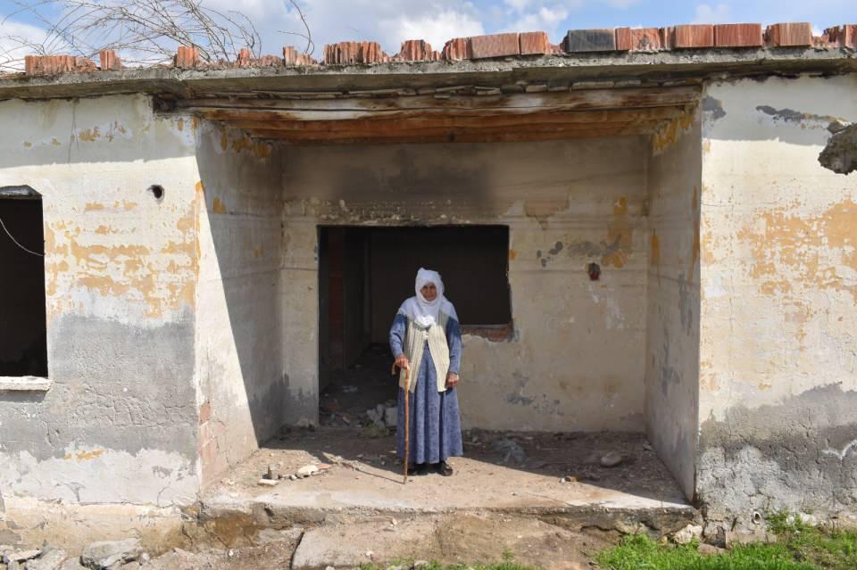 <p>Göç edenler de şimdi köye dönmek istiyor ama elimizde imkanlar yok. Yeni yerleşim yeri bulabilirsek zaten geleceğiz. Onu da devletimizden rica ediyoruz. Benim evim kerpiç bir evdi. Üstü betondu ama kerpiçti. Yazın serin, kışın ise sıcaktı ama bizim yuvamızdı” dedi.</p>
<p> </p>