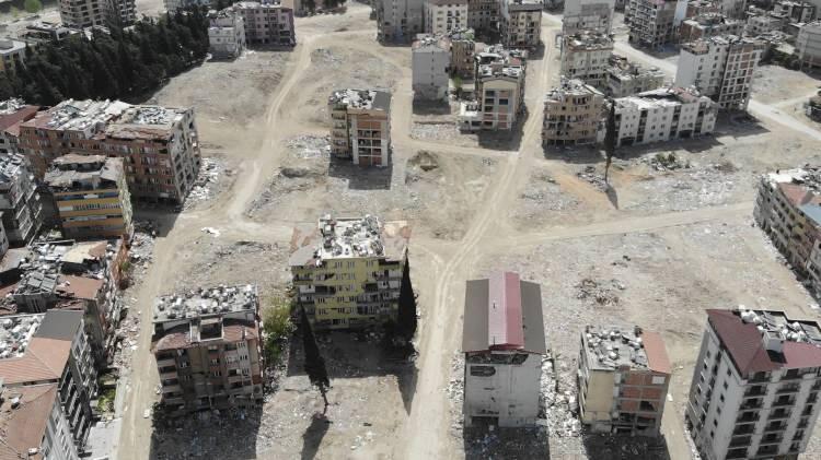 <p>Öte yandan, yıkımların devam ettiği kentten toz bulutlarının yükselmesi de dikkat çekti. Pek çok medeniyete ev sahipliği yapan Hatay’daki enkaz meydanları dron ile görüntülendi.</p>
