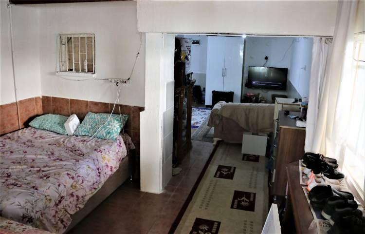 <p>Kahramanmaraş merkezli depreme Hatay’ın Antakya ilçesinde yakalanan Sevcan Yıldırır ve Mehmet Yıldırır çifti, 3 çocukları ile birlikte depremden balkon kapısından çıkarak kurtuldu. Depremde evleri yıkılan ve enkaza dönen Sevcan Yıldırır, balkondan atladığı sırada ayağında çatlama meydan geldi. 3 gün deprem bölgesinde sığındıkları bir derme çatma yerde cenazeler ile birlikte kaldığını ifade eden çift, İstanbul’dan gelen yakınlarının kendilerini alması ile tedavi olmak için İstanbul’a gitti.</p>
