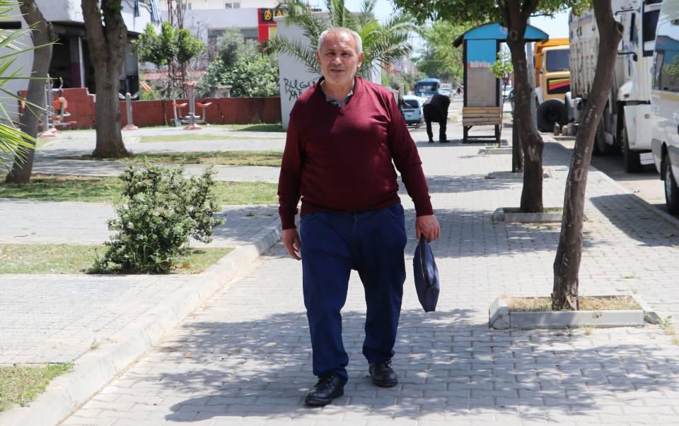 <p><strong>“Bulgaristan gümrüğündeyim, ‘Kırmızı bültenim var’ deyip para istedi”</strong><br />
<br />
Kadının ‘Bulgaristan gümrüğündeyim, kırmızı bültenim var’ diyerek para istediğini anlatan Nergis, “Kırmızı bültenim var. Buradan geri gidersem 5 yıl yurt dışına çıkamam deyince 80 bin lira para yolladım. Bana adının Elif ve memleketinin Adana olduğunu söyleyip gümrük memuru olduğunu da beyan eden bir kadın dedi ki bu paralar karta yatıyor. Bu kadın Adana’ya gelince paraları 5 ATM’den çekeceksiniz. Ortak hesaba para yatıyor dediler. Bende ‘Buyursun gelsin’ dedim. Ancak bu paraların karta yatması için 20 bin lira istediler. Sonra 20 bin daha istediler, onu da yolladım. Toplamda 24 seferde 520 bin lira yolladım” ifadelerini kullandı.</p>
