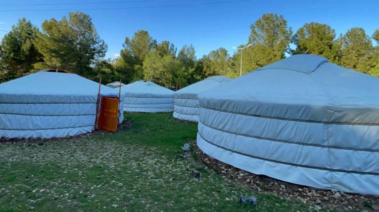 <p>Adıyaman'daki depremzedeler için Moğolistan'dan gönderilen kıl çadırların kurulumları tamamlandı. </p>
