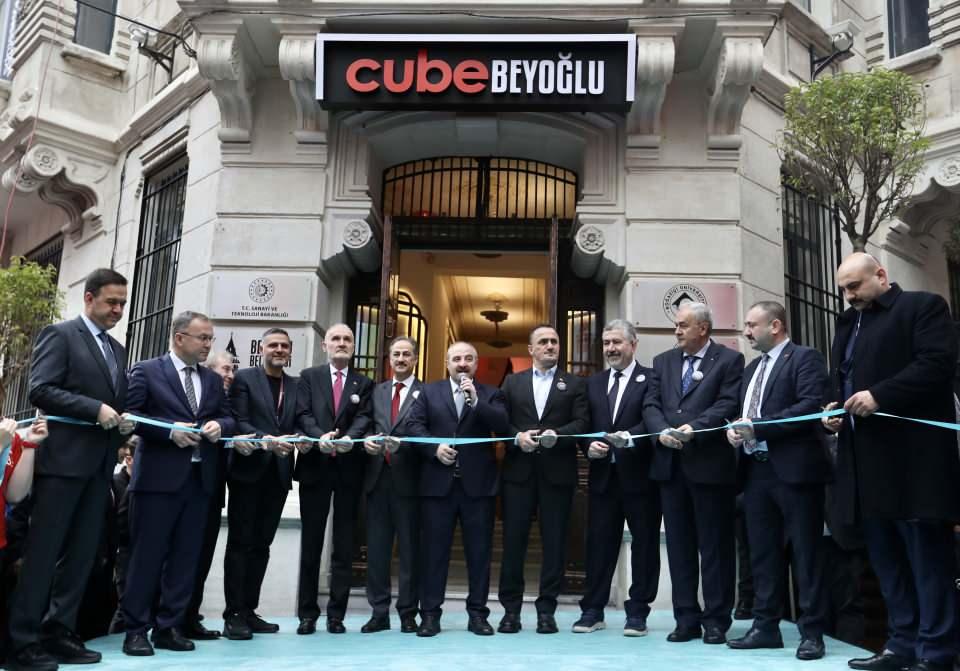 <p>Avdagiç, "Bu yaygınlaşmayla gençlerimizi bir yerden bir yere taşımadan, bulundukları yerlerde teknolojiyle buluşturmak, onları bu ekosistemin parçası yapmak konusunda çok önemli bir mesafe kat edeceğimize eminim." diye konuştu.</p>

<p> </p>
