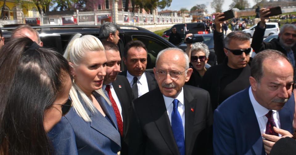 <p>Millet İttifakı'nın cumhurbaşkanı adayı ve CHP Genel Başkanı Kemal Kılıçdaroğlu ise bayramın ilk günü Adıyaman'da depremzedelerle bir araya gelecek. Bayramın ikinci gününde İstanbul'da olacak Kılıçdaroğlu'nun, üçüncü günde ise Ankara'da düzenlenecek 23 Nisan programına katılması planlanıyor.</p>
