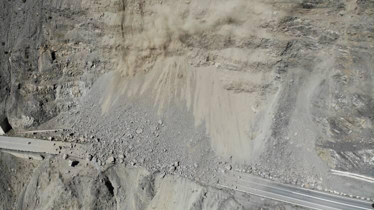 <p>Bölgede yaşanan heyelanın boyutu ise gün ağarınca havadan görüntülendi. Yamaçtan toprak ve kaya parçaları devam ettiği görünürken, araç sürücüleri ise beklemek yerine farklı güzergahtan yollarına devam etti.</p>
