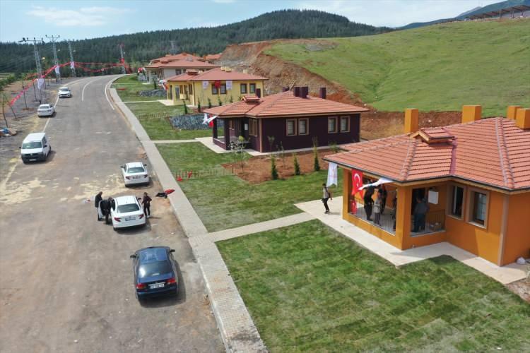 <p> Gaziantep'in Nurdağı ilçesi Belpınar Mahallesi'nde inşa edilen 14 köy tipi kalıcı afet konutuna depremzedeler taşınıyor.</p>
