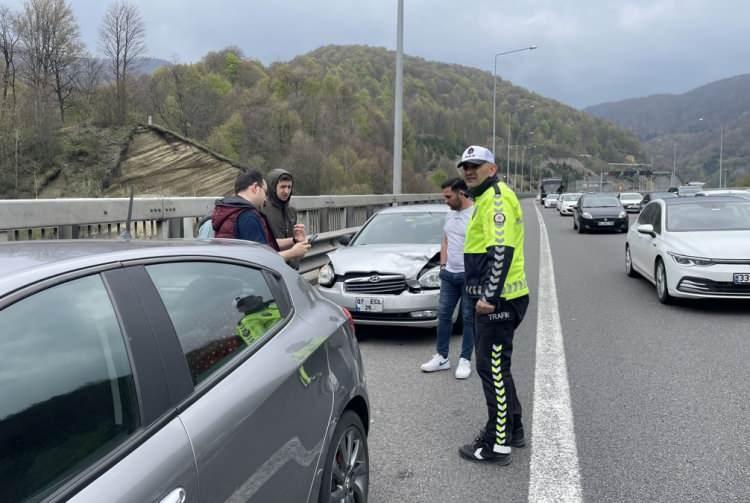 <p>TEKIRDAĞ-İSTANBUL YOLUNDA TRAFIK YOĞUNLUĞU YAŞANIYOR</p>

<p>Ramazan Bayramı tatilini yaşadıkları yerlerin dışında geçiren vatandaşların eve dönüş yolculuğu nedeniyle, Tekirdağ-İstanbul yolunda araç yoğunluğu oluştu.</p>

<p> </p>
