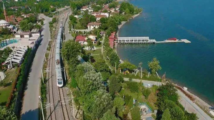 <p><strong>SAKARYA</strong></p>
<p>Erkek: 74.8</p>
<p>Kadın: 80.3</p>
<p>Genel Ortalama: 77.5</p>