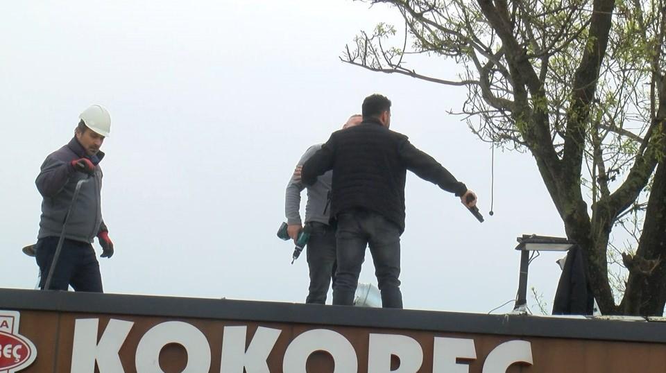 <p>Zabıta ekipleri, yıkım kararı alınan kafe ve restoranların çevresine bariyer yerleştirdi. Ekipler büfe ve kafe sahiplerinin tepkisiyle karşılaştı. </p>
