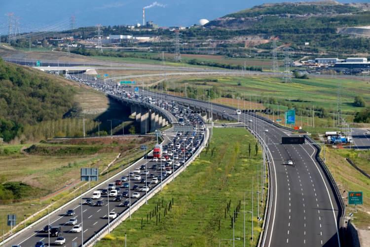 <p>Okullara verilen ara ile bayram tatilinin son gününde dönüşe geçenler nedeniyle Kocaeli'den geçen şehirlerarası yolların İstanbul yönünde yer yer araç kuyrukları oluşmaya başladı.</p>
<p>Kuzey Marmara Otoyolu'nun İzmit gişeler mevkiinde akıcı yoğunluk gözleniyor. Tünellerde hız limitinin saatte 90 kilometreye düşmesi nedeniyle T5 tüneli girişinde yavaşlayan araçların neden olduğu kuyruk, yaklaşık 10 kilometre mesafedeki Eseler mevkiine kadar uzanıyor.</p>
<p>İl Jandarma Komutanlığı trafik ekipleri ulaşımın aksamaması için kontrollerini aralıksız sürdürüyor.</p>