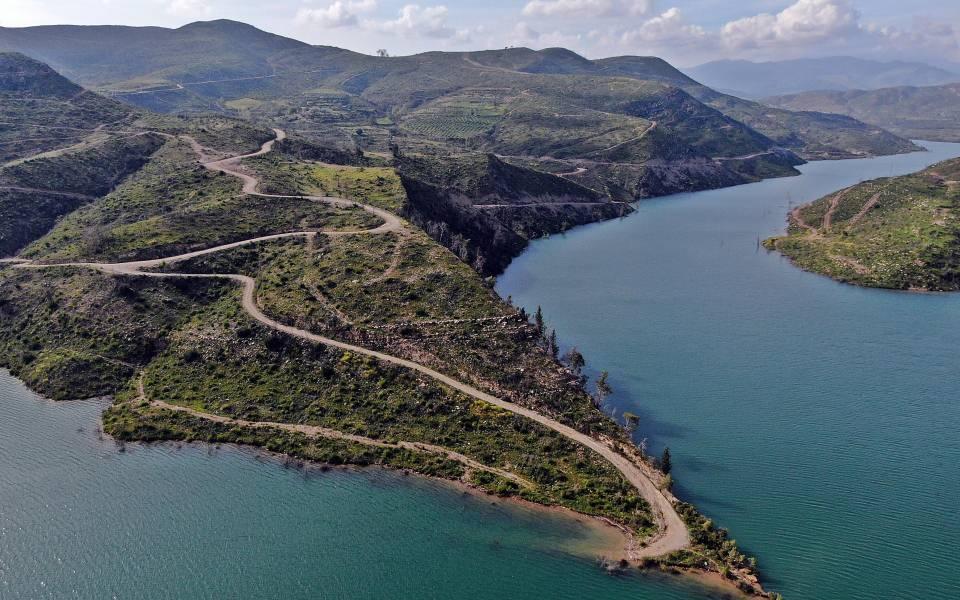 <p>Manavgat ilçesinde 28 Temmuz 2021 tarihinde meydana gelen Cumhuriyet tarihinin en büyük orman yangınında zarar gören dağlık ve ormanlık alanlarda bitki örtüsü yenilenmeye başladı. Yangın sonrası gri renge bürünen ormanlık alanlar, kendini yenileyen bitki örtüsü ve yapılan ağaçlandırma çalışmalarıyla birlikte tekrar yeşillendi.<br />
 </p>

