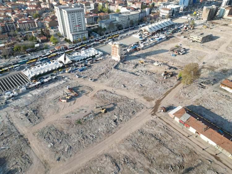 <p>Kışla Caddesi’nden Emeksiz Alt Kavşağı yıkımlar sonrası rahatlıkla gözükürken, ağır hasarlı binaların yıkılmaya devam etmesi boş alanların büyüklüğü de her geçen gün artıyor.</p>
