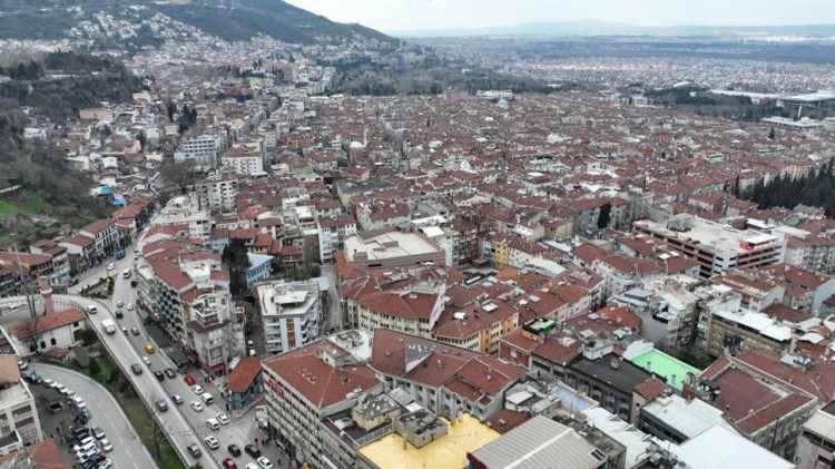 <p><strong>ULUABAT FAZI</strong></p>
<p>Mustafakemalpaşa ile doğuda Hasanağa arasında olan fay yaklaşık 50 kilometre uzunluğunda. Sağ yanal doğrultu atımlı olan Uluabat fayı Uluabat gölünün güneydoğusundan kıyıya paralel olarak uzanıyor ve doğu yönünde Hasanağa köyünden geçerek kuzeye doğru devam ediyor.</p>