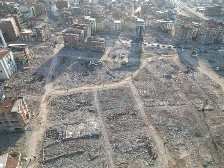 <p>Emeksiz Kavşağı’ndan Akpınar, Yeni Cami meydanı ve Kışla Caddesine kadar olan bölümde neredeyse sayıları parmakla gösterilecek kadar bina kalırken, ortaya çıkan bu görüntü ise Malatyalıları derinden üzüyor.</p>