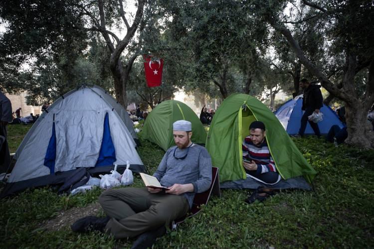 <p><strong>- Aksa'da Türk bayrakları asmış bir itikaf grubu</strong></p>
<p>Mescid-i Aksa'nın zeytin ağaçlarıyla dolu bahçelerinde kurulu çadırlar arasında, Türk bayrakları asmış bir itikaf grubu da dikkati çekiyor.</p>
<p> </p>