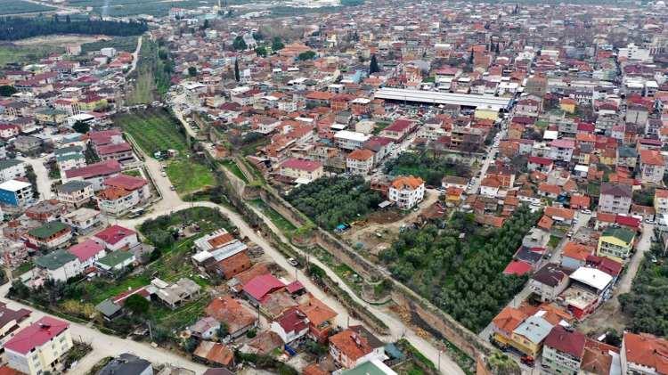 <p><strong>ULUDAĞ FAZI</strong></p>
<p>Uludağ'ı güneyden sınırlayan fay yaklaşık 22 kilometre uzunluğunda. Fay iki parçadan oluşuyor. Süleymaniye köyü ile Bağlı köyü kuzeydoğusu arasında kalan kuzeydeki parçası yaklaşık 7 kilometreye ulaşıyor. Bağlı köyünün kuzeydoğusunda başlayıp Uludağ’ın güney etekleri boyunca uzanan diğer bölümü ise yaklaşık 15 kilometreyi buluyor.</p>