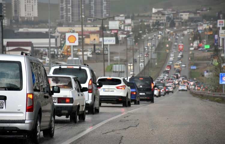 <p><strong>"KİLİTKAVŞAK" KIRIKKALE'DE TRAFIK YOĞUNLUĞU DEVAM EDİYOR</strong></p>
<p>Ramazan Bayramı tatilinin son gününde "kilit kavşak" olarak adlandırılan Kırıkkale'de, trafik yoğunluğu yaşanıyor.</p>
