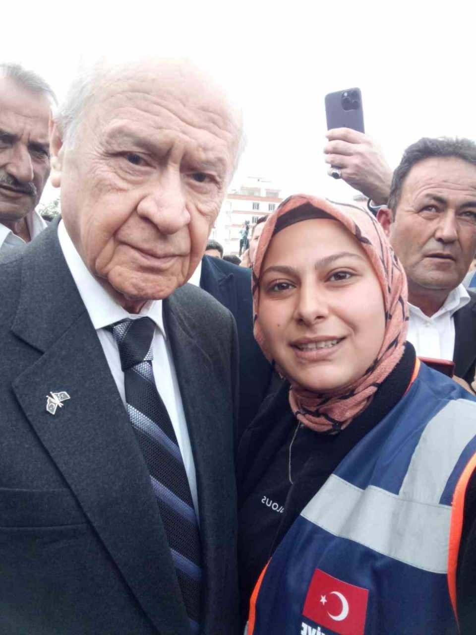 <p>Bayramın ikinci gününde ise Bahçeli'nin, Nurdağı'na yapacağı ziyarette Cumhurbaşkanı Erdoğan'a eşlik etmesi bekleniyor.</p>

<p> </p>
