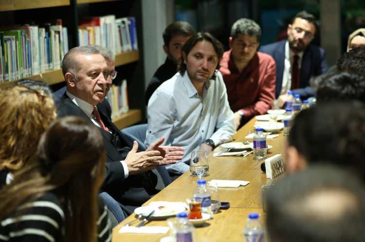 <p>Başkan Recep Tayyip Erdoğan, Üsküdar'da gençlerle bir araya gelerek, sohbet etti. Başkan Recep Tayyip Erdoğan, Üsküdar Meydanı'nda düzenlenen Büyük Üsküdar İftarı'nın ardından Nevmekan'da gençlerle bir araya geldi.</p>

