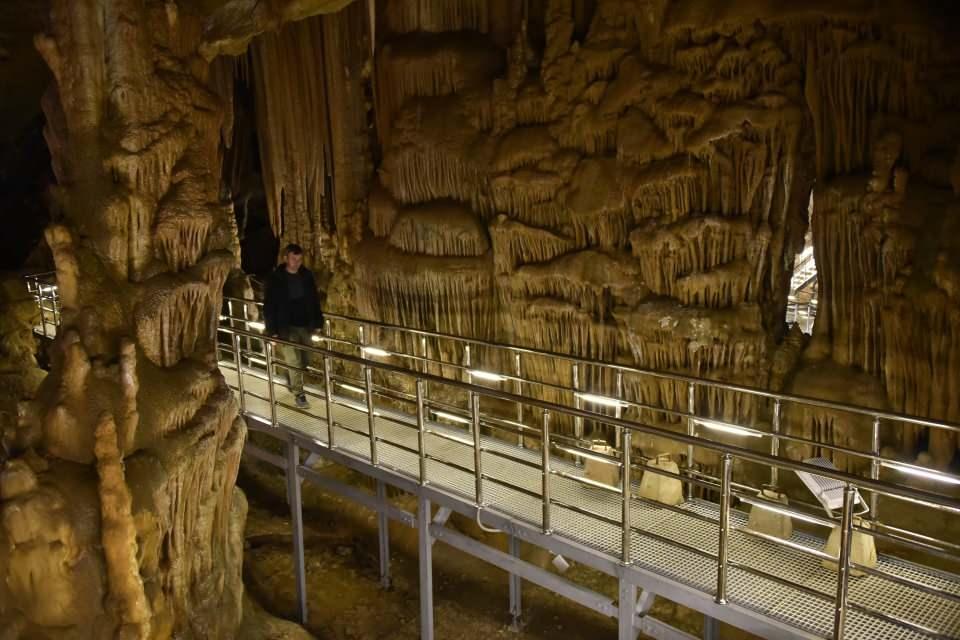 <p>Gümüşhane’nin yer altı sarayı olarak kabul edilen 150 milyon yıl yaşındaki Karaca Mağarası, turizm sezonuna yeni salonunu ilk kez ziyaretçilerine açarak Ramazan Bayramıyla başlayacak.</p>
