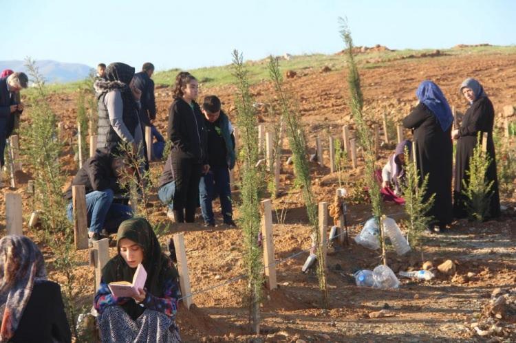 <p>Bu bayram en acı bayramı yaşayan depremzedelerin feryatları yürek dağlarken, kimisi Kur'an-ı Kerim okudu, kimisi dua etti. Buruk bir bayramın yaşandığı kentte özellikle depremde kaybedilen vatandaşların mezarlarında benzer görüntüler vardı.</p>
